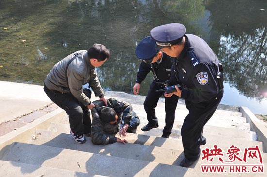 該男子滾入冰冷的金水河，嗆了幾口污水，連滾帶爬從水中出來，隨后被金水路派出所民警救上岸。