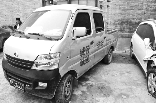 　　套牌執(zhí)法車(chē)已被交警拖進(jìn)停車(chē)場(chǎng)