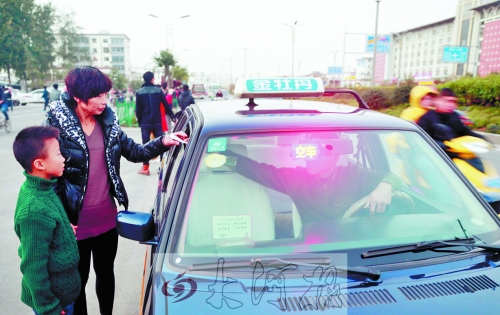 看見有帶小孩的乘客，王師傅都會遞上字條，提醒乘客。