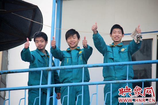 干的好的時(shí)候，他們會(huì)給同伴豎起大拇指