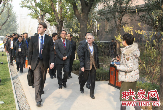 河南鄭州2013服務(wù)外包大會(huì)的嘉賓們參觀(guān)了金水科教園區(qū)和河南外包產(chǎn)業(yè)園并留下了深刻的印象。