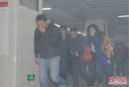 演習(xí)中，地鐵乘客從地鐵車廂中跑出。