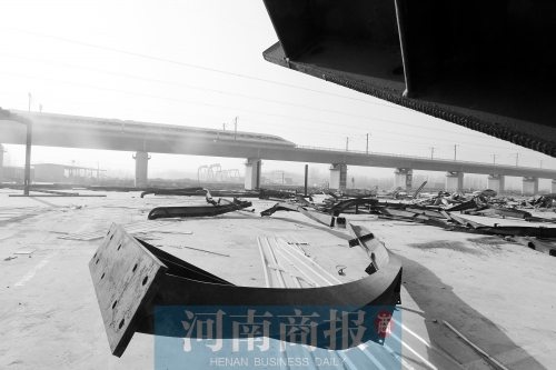 　鐵路兩側(cè)，不少建筑物已經(jīng)被拆除