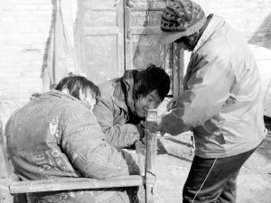 去年年初，武文英和雙胞胎腦癱兒子。圖片來源/《周口晚報(bào)》