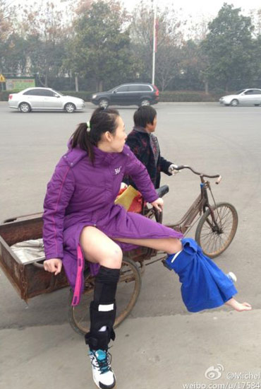 楊婕與朱婷相撞受傷下場(chǎng)-街頭大媽三輪送賓館。