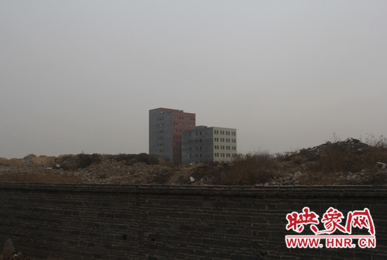 一墻之隔，但內(nèi)外環(huán)境卻截然不同