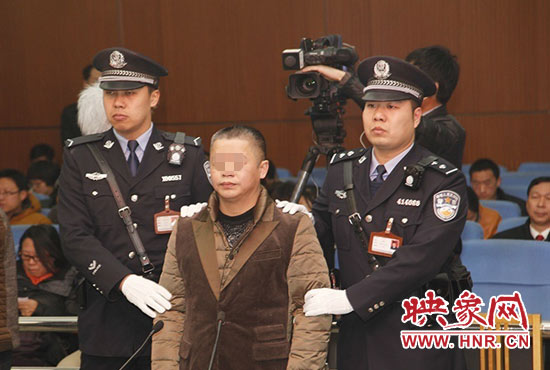 被告人被法警帶上法庭時(shí)，身上沒有戒具，也沒有剃光頭。（圖片來源于微博@豫法陽光）