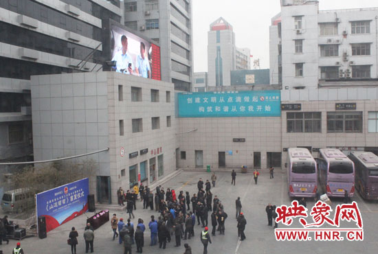 大巴車內均在播放著這部以農民工討薪為題材的微電影。