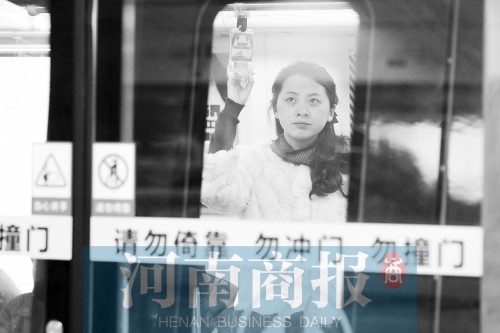 首個上班高峰，地鐵乘客以年輕的上班族為主