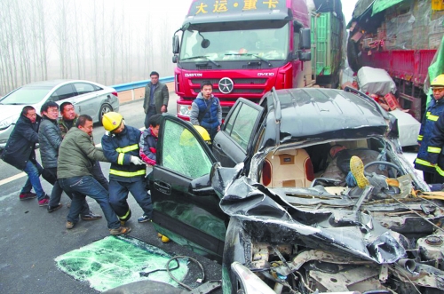 現(xiàn)場慘不忍睹，眾人合力施救。