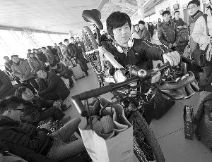 由于媽媽生病，盧文成只得中途放棄騎行改乘火車趕回老家。