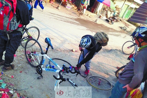 運(yùn)氣不好，十分鐘被扎了兩次胎，只能自己修車。