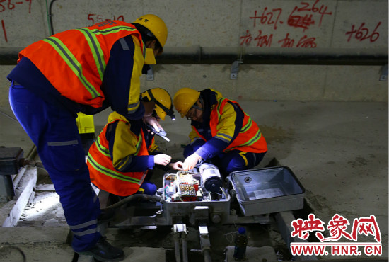 鄭州地鐵設(shè)備部各工種的同事們每晚在夜深人靜時(shí)的隧道里堅(jiān)守著自己的崗位。