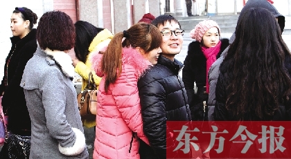 在鄭州市二七區(qū)婚姻登記處，新人們在門外排長隊