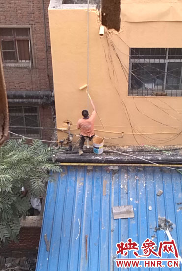 在13年11月多家媒體該酒店加蓋事件后，該酒店派人將樓層加蓋處統(tǒng)一刷上黃漆(附近小區(qū)居民提供)