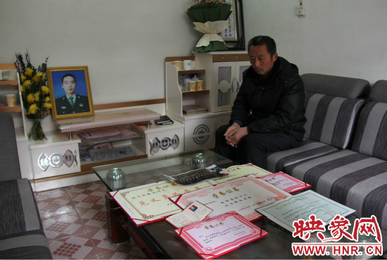 救火英雄鄭春光的父親和兒子獲得榮譽證書。