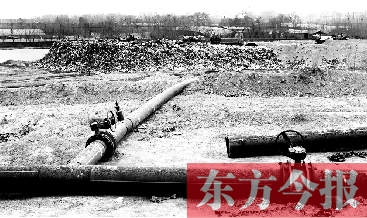 鄭州首座垃圾沼氣電廠并網(wǎng)發(fā)電，集氣管一端連接垃圾山深處，一端連接電廠集氣裝置