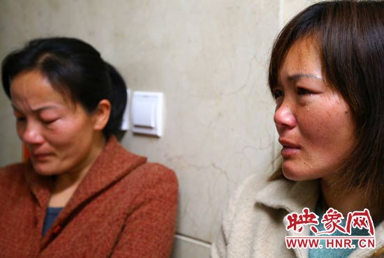 提及現(xiàn)狀，柴小快的女兒不住流淚。