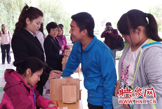 考生本人抽簽決定座號(hào)。