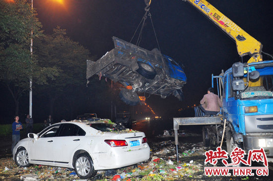 1點(diǎn)40許，兩輛車先后被吊起并拖離現(xiàn)場(chǎng)，停車場(chǎng)的幾位員工將路面清掃干凈，隨后該路段恢復(fù)通行。