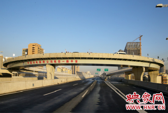 右側(cè)車道為北三環(huán)快速路文化路出口輔道。