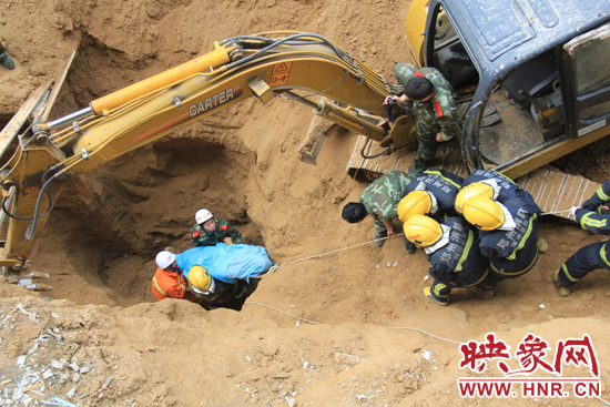 14點(diǎn)10分，經(jīng)過4個(gè)多小時(shí)的救援，消防官兵發(fā)現(xiàn)被埋男子，現(xiàn)在正從6米多深的塔吊塌方處抬出。