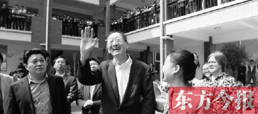 4月23日上午，崔琦偕夫人參觀寶豐一高