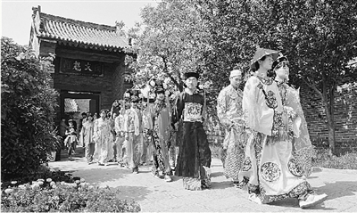 5月1日,大型實(shí)景劇《慈禧駕臨康百萬莊園》將在鞏義康百萬莊園首演。