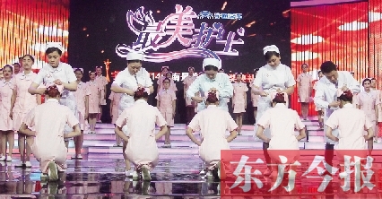 5月6日，“最美護(hù)士”的獲獎?wù)呓o新護(hù)士授帽