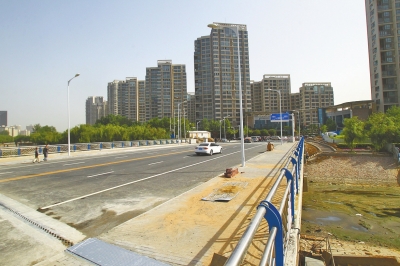 東風(fēng)渠上又一座人車兩用橋正式通車。