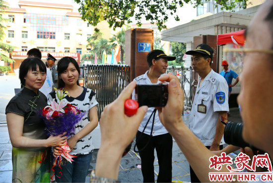 父親用手中的相機(jī)記錄下這重要的一刻。