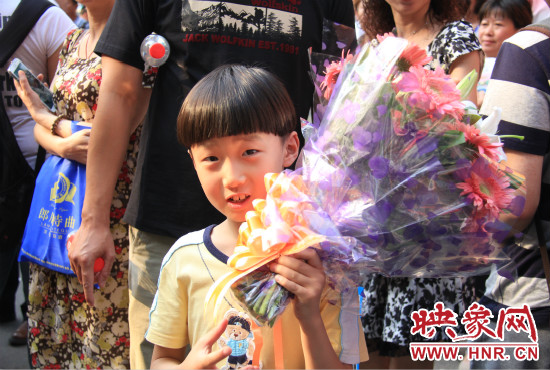 杜澤一直在考點(diǎn)門口等待表姐走出考場。