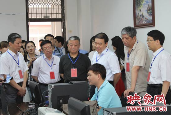 在評卷質(zhì)檢組,工作人員介紹說,今年有四級質(zhì)檢(即小組質(zhì)檢、題組質(zhì)檢、學科質(zhì)檢、省質(zhì)檢),確保嚴把質(zhì)量