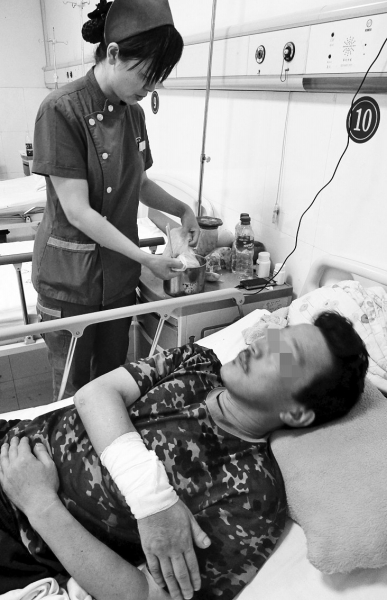 醫(yī)護人員正為受傷的王科聯換藥