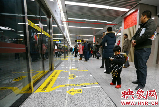 小朋友在等候區(qū)內(nèi)等待地鐵。