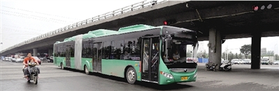 昨日上午，一輛B3快速公交測試車行駛在西三環(huán)的線路上。