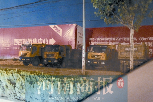 昨夜，記者發(fā)現(xiàn)一些工地外，渣土車們正在“休息”記者 鄧萬里/攝