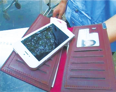 錢包里裝了5000來塊錢，懷里揣著最新的蘋果5S“土豪金”手機