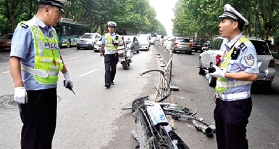 帶著車牌的車前臉留在了現(xiàn)場(chǎng)。