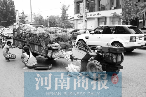 兩車相蹭后，小陳與妻子慌了神