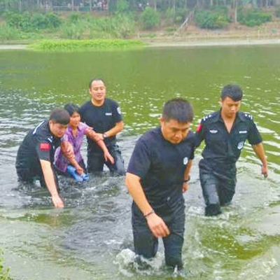 看到女子一直不配合救援，崔亞就在河中給該女子做起思想工作