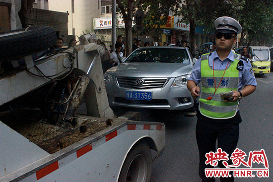 一輛違規(guī)停放的豐田轎車被拖走 一輛違規(guī)停放的豐田轎車被拖走