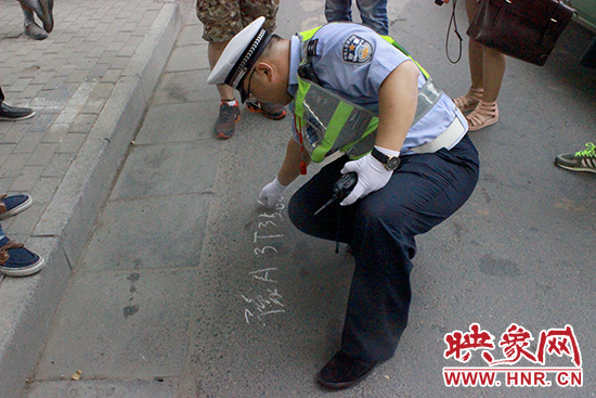 民警給被拖走的車主留下聯(lián)系方式 民警給被拖走的車主留下聯(lián)系方式