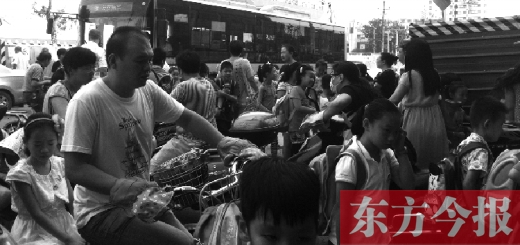 9月4日下午，文化路一小附近，大批陪讀家長(zhǎng)接孩子。