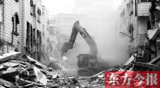 昨日，鄭州市棗莊社區(qū)拆遷現(xiàn)場，揚(yáng)塵漫天，附近居民叫苦不迭