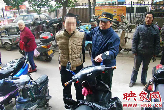 巡防隊(duì)員將盜賊控制。