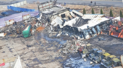 事故汽車站內(nèi),不少車輛被燒得面目全非。