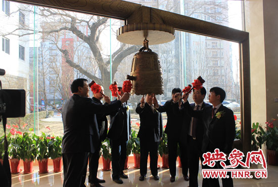 1月7日，在全國(guó)股份轉(zhuǎn)讓系統(tǒng)（即新三板），伴隨著開(kāi)市寶鐘的敲響，山水園林股份有限公司正式登陸新三板。