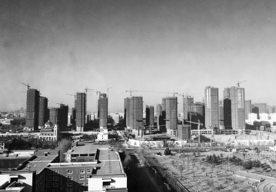 在鄭州市同一地點拍攝的照片，下為1月1日晴朗天氣，上為1月5日霧霾天氣。（拼接圖片）