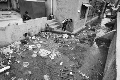 污水溝成了附近的孩子們放學(xué)后逗留的場(chǎng)所，十分令人擔(dān)憂。